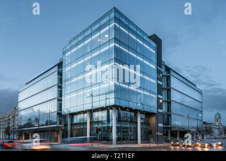 Die Stadt Cork, Cork, Irland. 04. April 2019. Blick auf die neue Albert Quay mit Morgenlicht Anfang die Gebäude Glas exte zu beleuchten Stockfoto