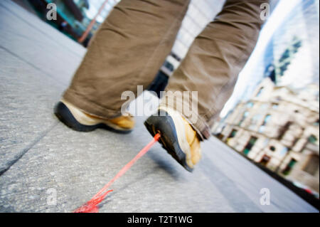 Low Angle View Bubble Gum zu Schuh ist ein Mann klemmt Stockfoto