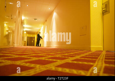 Kaukasische Geschäftsmann Einchecken in ein Hotel Zimmer Stockfoto