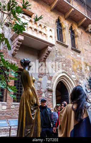 Die Leute, die die Statue der Julia und Julias Balkon in Verona Italien Stockfoto