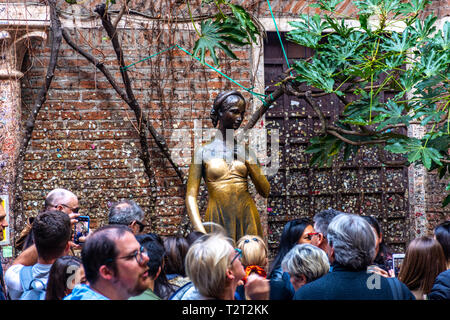 Die Leute, die die Statue der Julia und Julias Balkon in Verona Italien Stockfoto