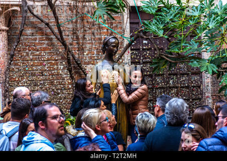 Die Leute, die die Statue der Julia und Julias Balkon in Verona Italien Stockfoto