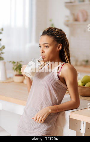 Protein Shake. Frau führenden gesunde Lebensweise tragen sportliche Kleidung trinken Protein Shake zu Hause Stockfoto