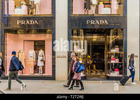 April 2019. London. Ein Blick auf die Prada Store auf der Bond Street in London. Stockfoto