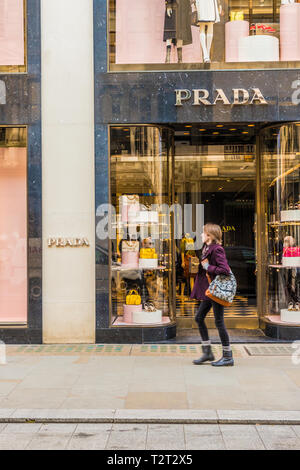 April 2019. London. Ein Blick auf die Prada Store auf der Bond Street in London. Stockfoto