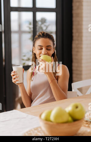 Riechen von Apple. Frau mit schönen Frisur lieben Äpfel gut fühlen und riechen Green Apple Stockfoto