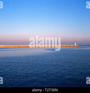 Sonnige Pier auf das Mittelmeer Stockfoto
