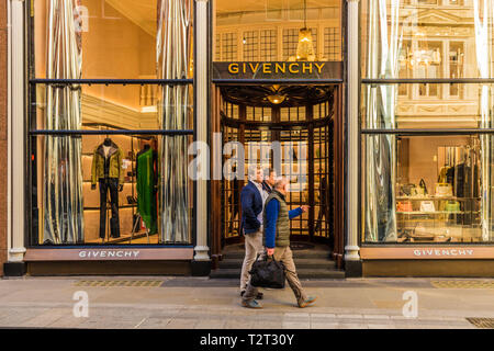 April 2019. London. Ein Blick auf die givenchy Store auf der Bond Street in London. Stockfoto