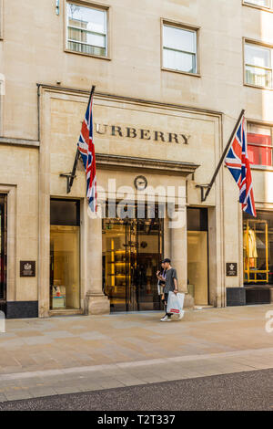 April 2019. London. Ein Blick auf die Burberry Store auf der Bond Street in London. Stockfoto