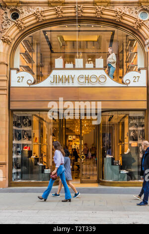 April 2019. London. Ein Blick auf die Jimmy Choo Store auf der Bond Street in London. Stockfoto