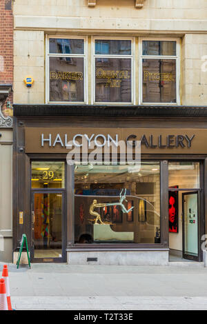 April 2019. London. Ein Blick auf die Halcyon Galerie in der Bond Street in London. Stockfoto