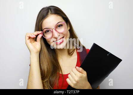 Junge glückliche Schüler Frau ihre Gläser und Ordner, halten Sie auf dem weißen Hintergrund Stockfoto