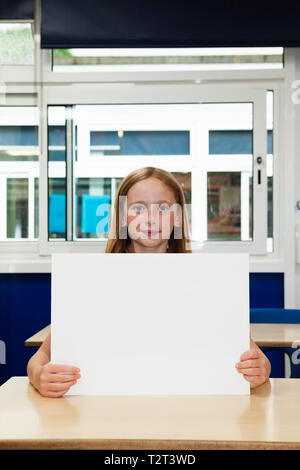 Grundschule kaukasische Mädchen, dass leere Plakette Stockfoto