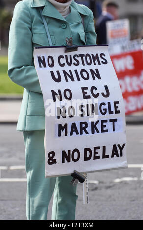 Ein pro Brexit Demonstrant in London außerhalb der britischen Häuser des Parlaments befürworten das Vereinigte Königreich die EU ohne ein Abkommen verlassen (Absturz) Stockfoto