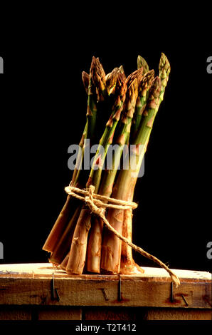 Nahaufnahme von einem Bündel Spargel durch eine Schnur gebunden Stockfoto