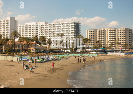 An der Küste von Benalmadena Costa, mit Hotels und Wohnblocks, Costa del Sol, Andalusien, Spanien. Stockfoto