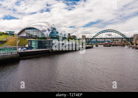 Ein Blick auf den Kai in Gateshead und Newcastle mit Salbei und Tyne bridges Stockfoto