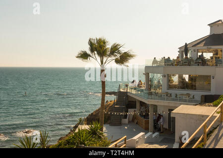 Beach Bar, Menschen sitzen Hohe Terrasse mit Blick auf das Mittelmeer, Benalmadena, Andalusien, Spanien Stockfoto