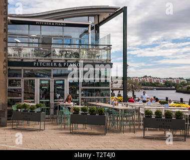 Der beliebte Krug und Klavier Pub auf Newcastle Quayside mit den Fluss Tyne im Hintergrund Stockfoto