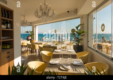 Beach Bar, Menschen sitzen Hohe Terrasse mit Blick auf das Mittelmeer, Benalmadena, Andalusien, Spanien Stockfoto