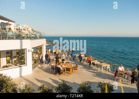 Beach Bar, Menschen sitzen Hohe Terrasse mit Blick auf das Mittelmeer, Benalmadena, Andalusien, Spanien Stockfoto