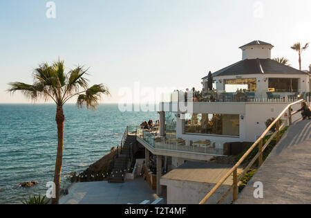 Beach Bar, Menschen sitzen Hohe Terrasse mit Blick auf das Mittelmeer, Benalmadena, Andalusien, Spanien Stockfoto