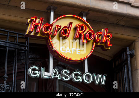 Ein Schild über dem Eingang zum Hard Rock Café Restaurant in der Buchanan Street im Stadtzentrum von Glasgow, Schottland, Großbritannien Stockfoto