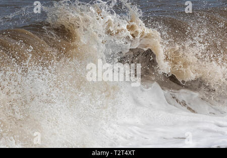 Meer Skulptur, brechenden Wellen und starke Wasser Stockfoto