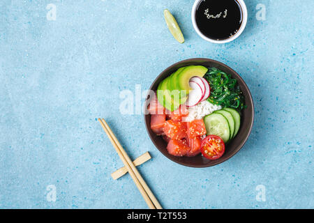 Hawaiian lachs Poke, Stäbchen und Sojasoße. Sushi Schüssel. Stockfoto