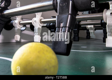 Der Stürmer wird Ziel auf Tisch Fußball. Der Spot ist auf ihm. Er weiß, dass er in der Lage ist ein Tor zu schießen. Stockfoto