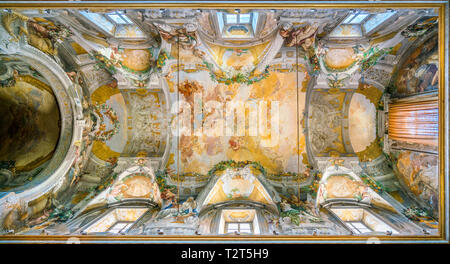 Mit Fresken bemalten Gewölbe mit "Apotheose des hl. Dominikus' von Domenico Maria Canuti in der Kirche Santi Domenico e Sisto in Rom, Italien. Stockfoto