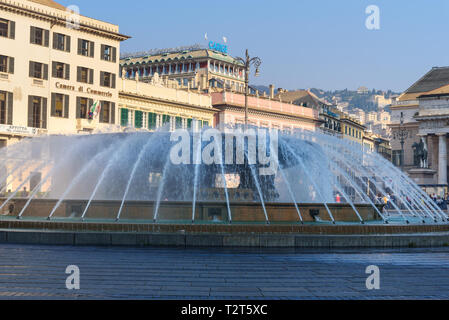 Genua, Italien - Oktober 14, 2018: Brunnen auf der Piazza de Ferrari ist der Hauptplatz Stockfoto