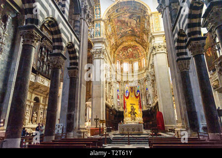 Genua, Italien - Oktober 15, 2018: das Innere der Kathedrale von Saint Lawrence, Duomo di Genova Stockfoto