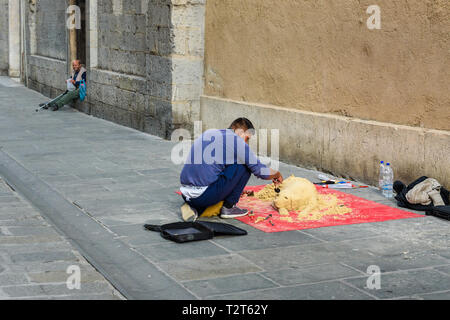 Genua, Italien - Oktober 15, 2018: Der Mensch macht Hund Skulptur aus Sand auf der Straße Stockfoto