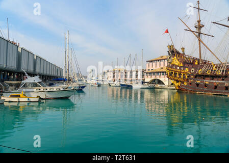 Genua, Italien - Oktober 15, 2018: Blick auf den Hafen von Genua Stockfoto