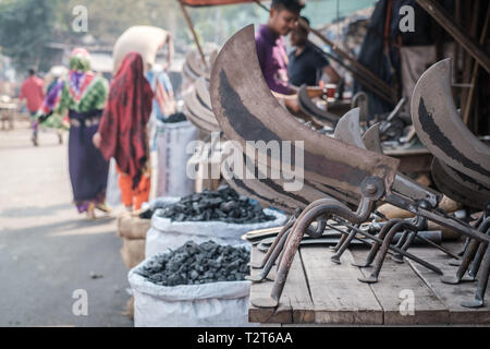 Metall Werkzeuge auf dem Display in der Werkstatt auf dem lokalen Markt in Dhaka, Bangladesh. 2 unrecognizable muslimischen Frauen im Hintergrund. Stockfoto