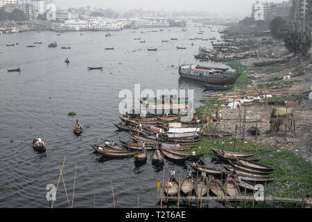 Boote Kreuzung Buriganga Fluss, Dhaka. Sie befördern Personen und Fracht. Babubazar Bridge View. Flüsse sind wichtiger Bestandteil von Bangladesch Transport System. Stockfoto