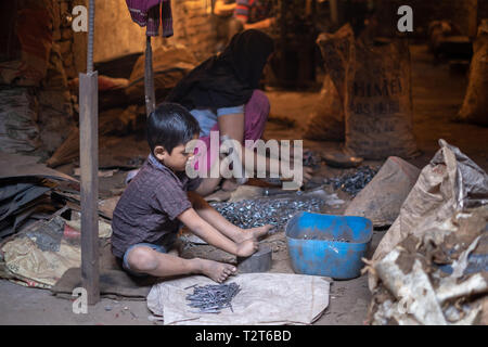 Kind unter 10 Arbeiten in Metall Workshops, Zinzira Bezirk, Keraniganj, Dhaka, Bangladesch. Kein Schutz, schlechte Arbeitsbedingungen. Stockfoto