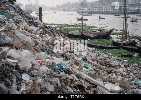 Dump auf der Buriganga River Bank, Zinzira Bezirk, Keraniganj, Dhaka, Bangladesch. Boote im Hintergrund. Stockfoto