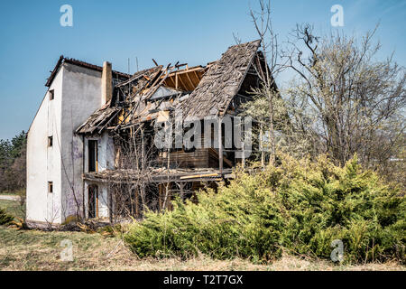 Verlassenes Haus Hoia Baciu - Haunted Forest, Rumänien, ein Ort, wo Sie viele merkwürdige Geschichten und Happenings entdecken Stockfoto