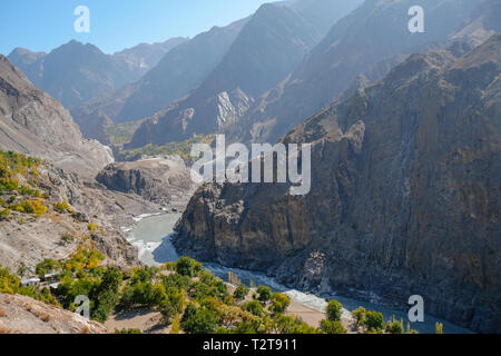 Indus River durch die Berge entlang des Karakorum Highway fließt. Gilgit Baltistan, Pakistan. Stockfoto