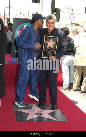 LOS ANGELES, Ca. April 27, 2000: TV-Talkshow host Jay Leno heute geehrt wurde mit dem 2.156 th Stern auf dem Hollywood Walk of Fame. Leno wählte den Standort für den Stern als sehr früh in seiner Karriere, den er zweimal auf, dass sehr Ecke verhaftet wurde für herumtreiberei. Leno (rechts) ist dargestellt mit ARSENIO HALL. © Paul Smith/Featureflash Stockfoto