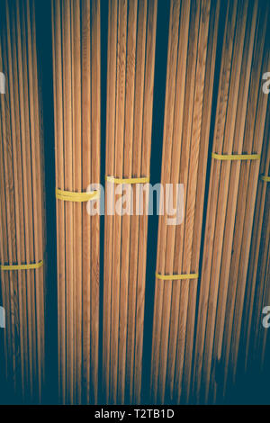 Große rectanguler Holzplatten zusammen gestapelt in der Anzeige Stockfoto
