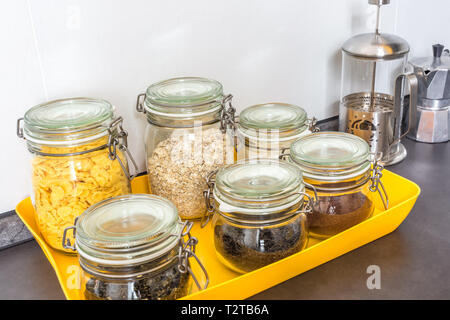 Glas stilvolle vintage Gläser mit verschiedenen essen in der Küche. Haferflocken, Cornflakes, Kaffee, Tee Stockfoto