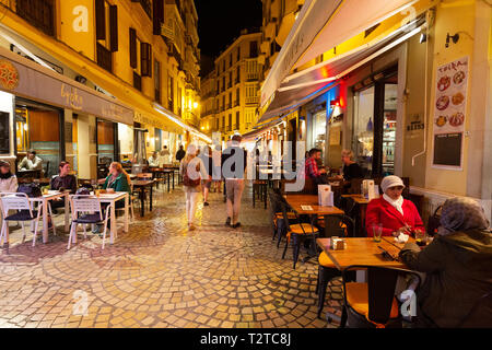 Malaga Restaurants - Straße mit Menschen sitzen in Restaurants Cafés und Tapas-Bars in der Nacht, die Altstadt von Malaga, Andalusien, Spanien Stockfoto