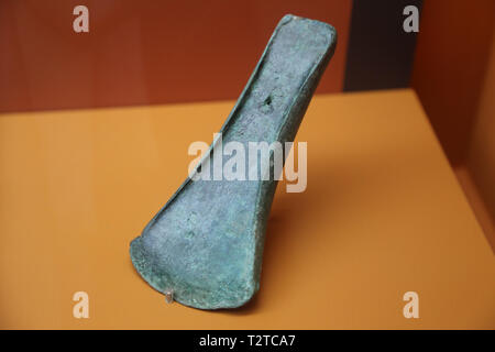 Bronze ax. Frühe Bronzezeit. Zwischen 2300-1800 v. Chr.. Olopte Höhle. Isovol. Katalonien, Spanien. Archäologisches Museum von Katalonien. Barcelona. Spanien. Stockfoto