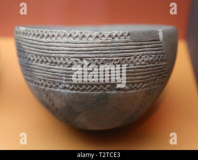 Vasen mit Dekoration glockenförmig. Späte Bronzezeit. Toralla Höhle, Katalonien. Archäologisches Museum von Katalonien. Barcelona. Spanien. Stockfoto