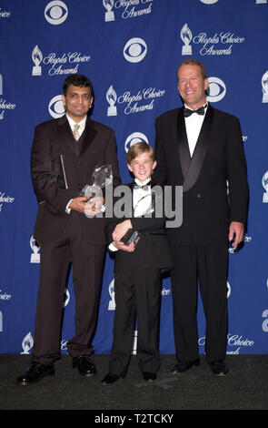 LOS ANGELES, Ca. Januar 09, 2000: Schauspieler Bruce Willis (rechts) & Haley Joel Osment mit Autor/Regisseur M.NIGHT SHYMALAN bei der 26. jährlichen People's Choice Awards in Pasadena, CA, wo theirmovie "Der sechste Sinn" für Lieblingsfilm gewonnen. © Paul Smith/Featureflash Stockfoto