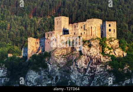 Slowakei - die Ruine der Burg Strecno Stockfoto