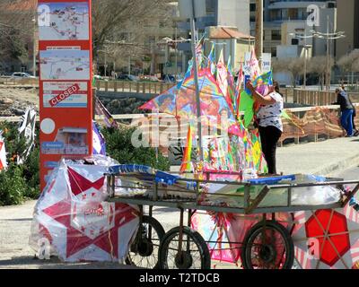 Anbieter Verkauf von Kites, auf sauberen Montag, der erste Tag der Griechisch-orthodoxen Fastenzeit in Griechenland. Stockfoto